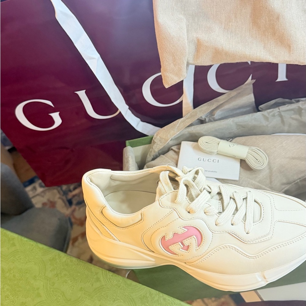 Gucci Women's Cream Sneakers with Pink Logo - Picture 2 of 8